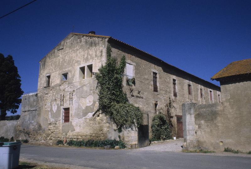 Cour des communs ; bâtiments annexes ; entrée de la cour.