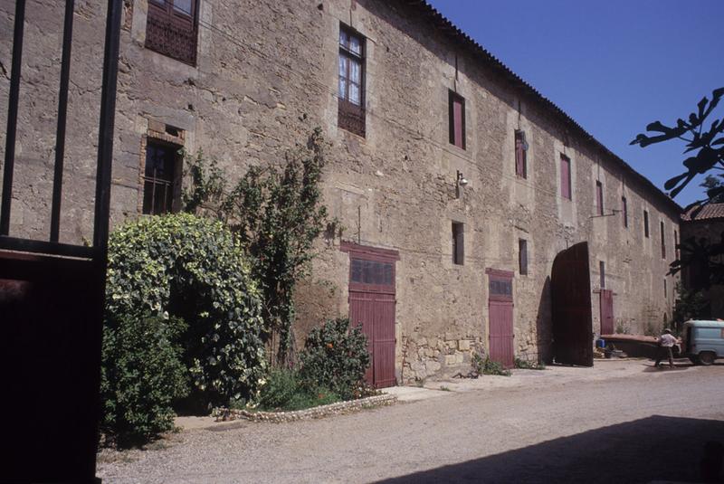 Cour des communs ; bâtiments annexes.