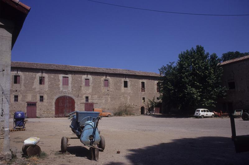 Cour des communs ; bâtiments annexes.