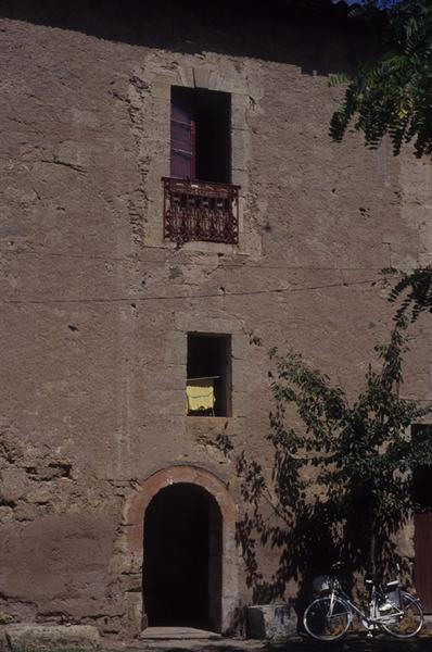 Cour des communs ; bâtiments annexes.