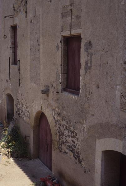 Cour des communs ; bâtiments annexes.