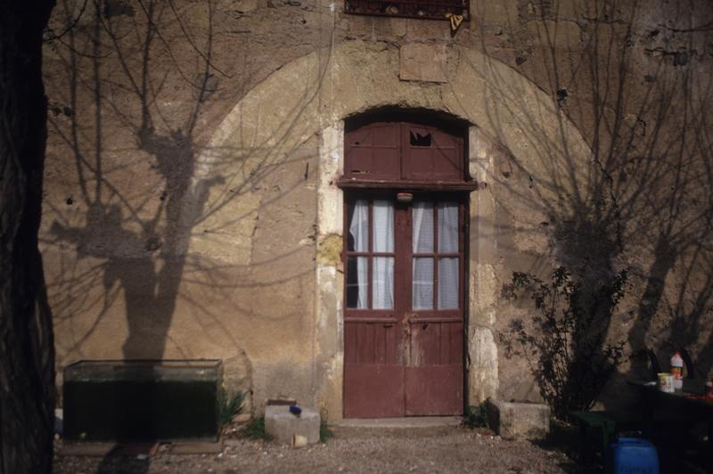 Cour des communs ; bâtiments annexes.