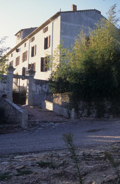 Site et habitations autour.