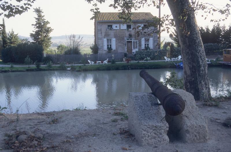 Site, canal du Midi et habitations autour.