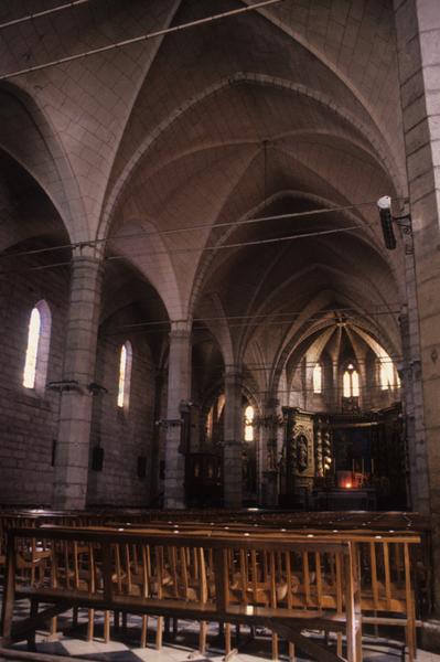 Intérieur ; nef et choeur.