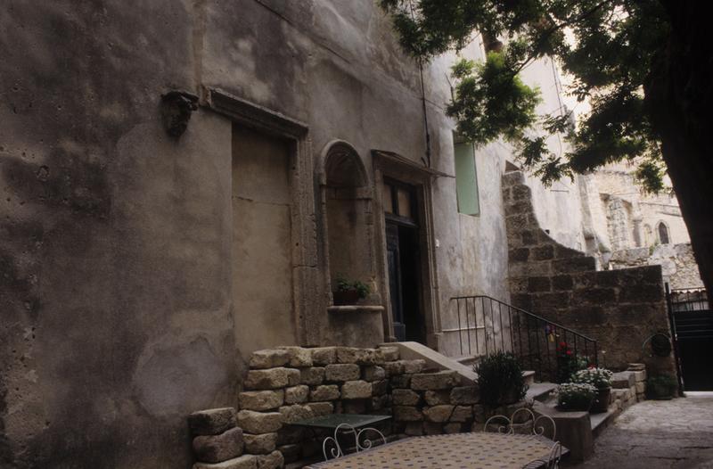 Aile nord sur la cour ; façade ; porte murée.