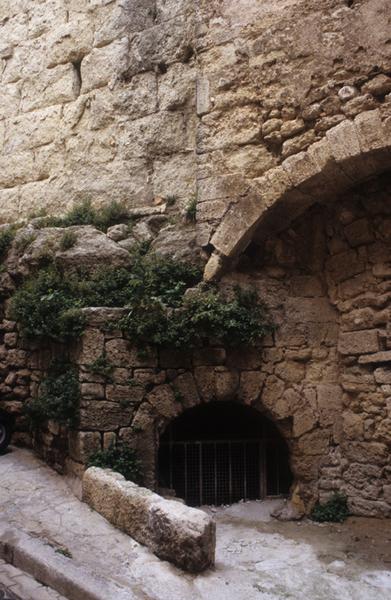 Vestiges ; entrée de la salle basse dite des gardes.