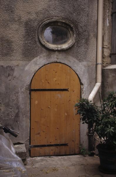 Porte d'entrée et son occulus.