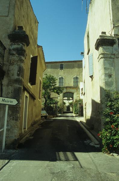 Accès au château et à la mairie.