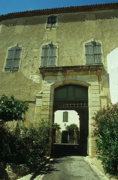 Entrée du château et de la mairie.