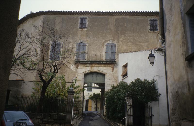 Entrée du château et de la mairie.