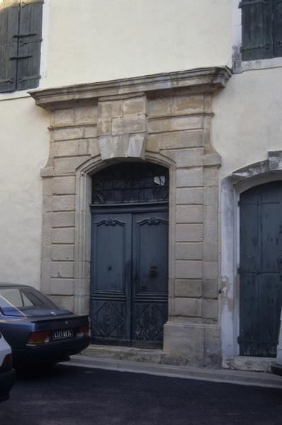 Cour intérieure ; porte.