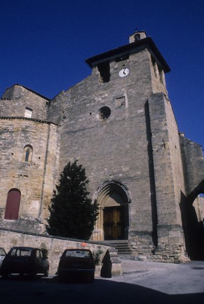 Eglise et chapelle seigneuriale.