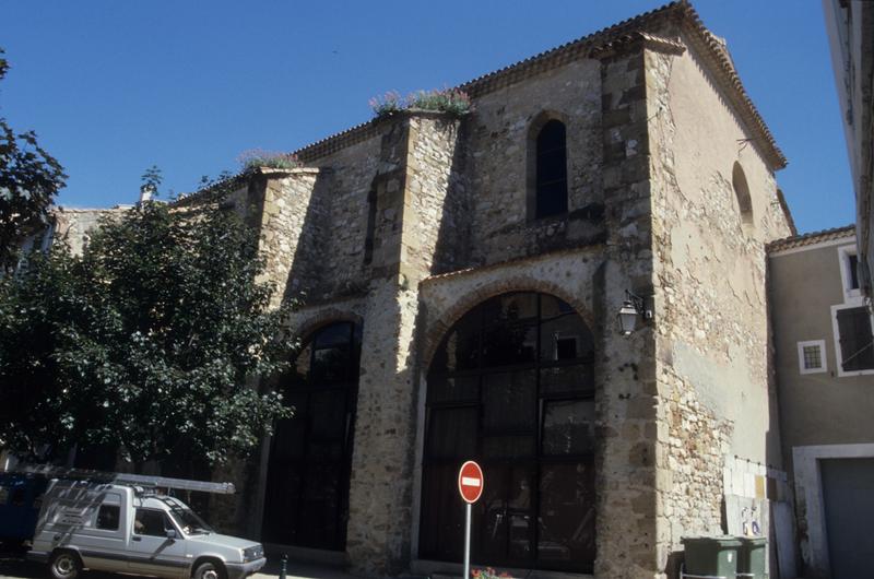 Ancienne église abbatiale ; façades nord et ouest sur la place.