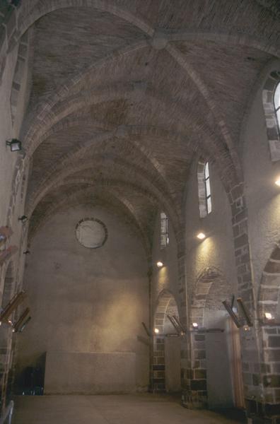 Intérieur de l'ancienne église abbatiale ; nef.