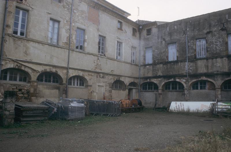 Ancien cloître ; galerie sud-ouest.