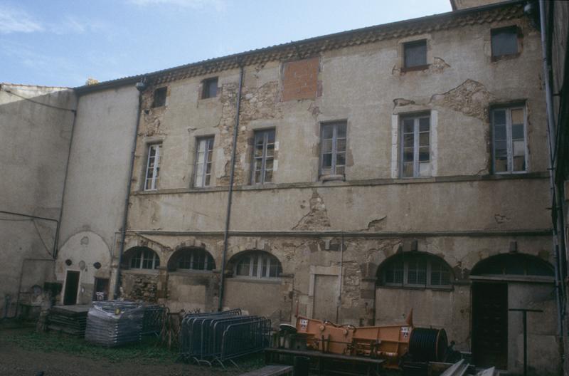 Ancien cloître ; façade nord du bâtiment sud.