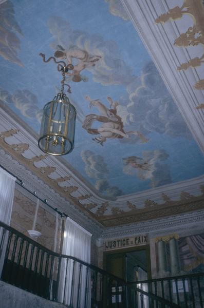 Bâtiment de l'actuelle mairie ; décor de l'escalier intérieur.