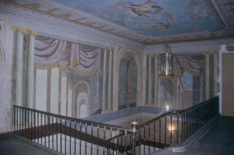 Bâtiment de l'actuelle mairie ; décor de l'escalier intérieur.