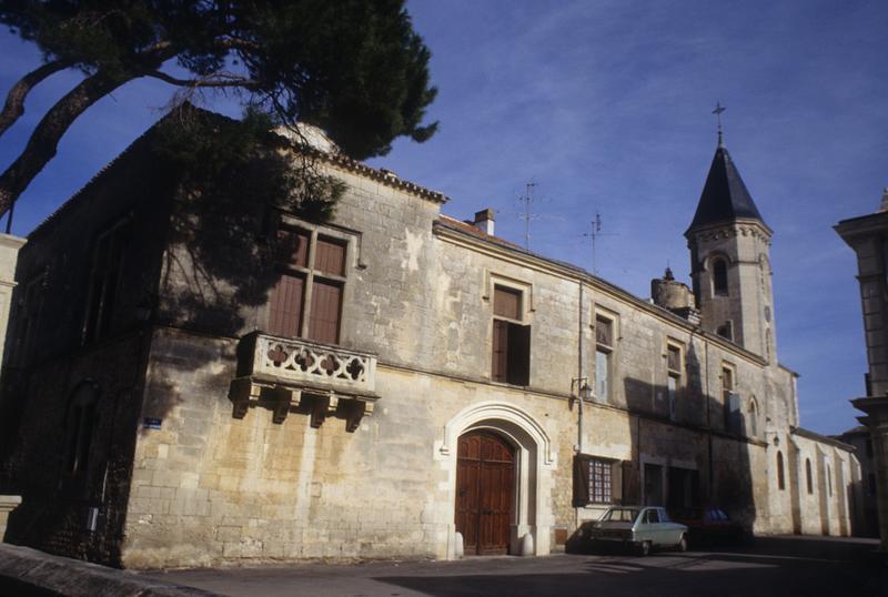 Bâtiment de l'ancien château accolé à l'église.