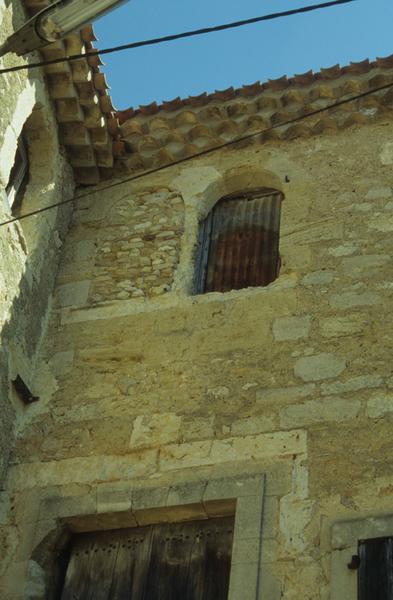 Façade sur cour ; baies géminées.