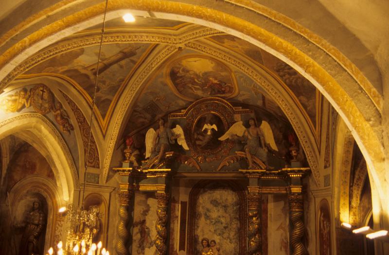 Intérieur ; retable et décor de peintures murales d'une chapelle. - © Monuments Historiques
