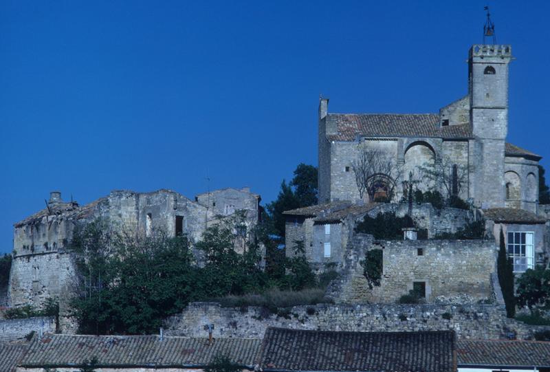 Vue éloignée du sud ; église.