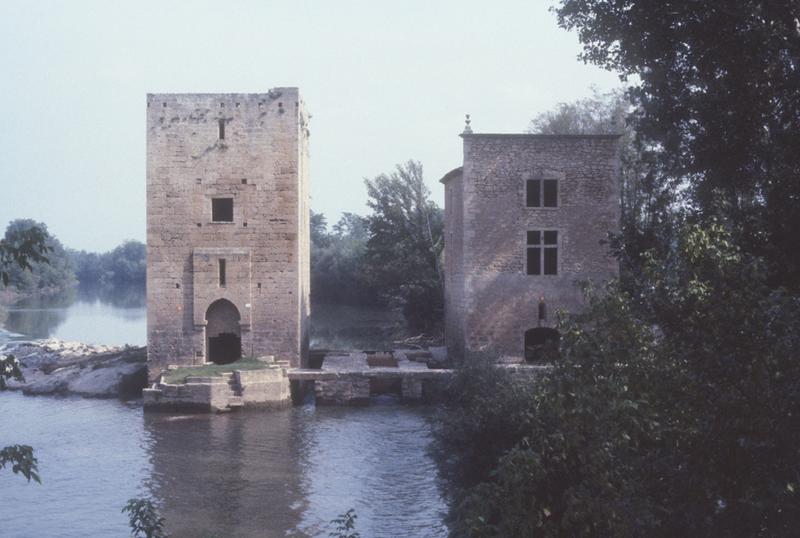 Ancien moulin composé de deux tours ; vu du sud.