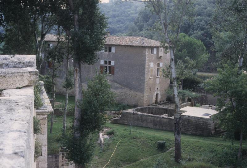 Corps de logis en bordure de route (vu de la tour du moulin sur l'hérault).