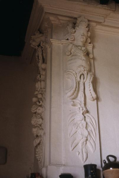 Intérieur ; détail du décor de la cheminée.