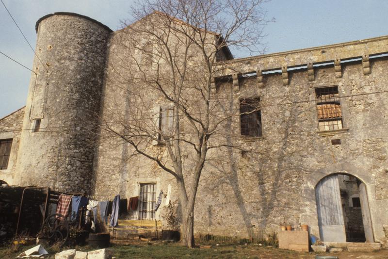 Partie gauche de la façade principale.