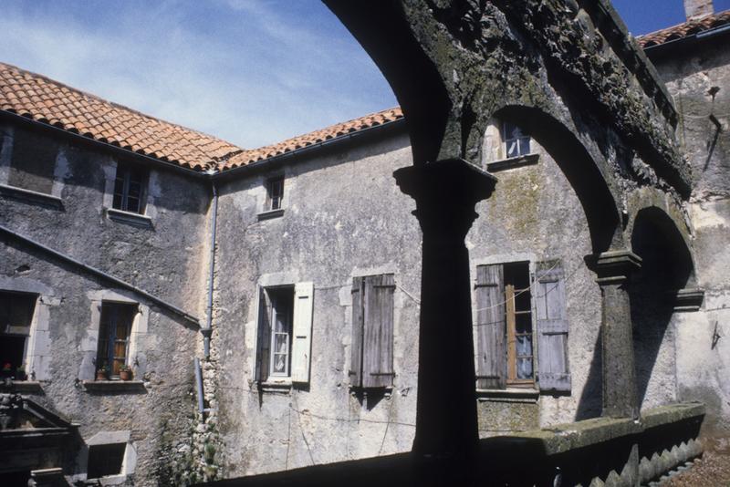 Arcades de la galerie à l'étage.