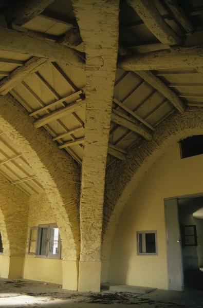 Intérieur ; salle charpentée sur arcs diaphragmes.