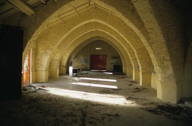 Intérieur ; salle charpentée sur arcs diaphragmes.