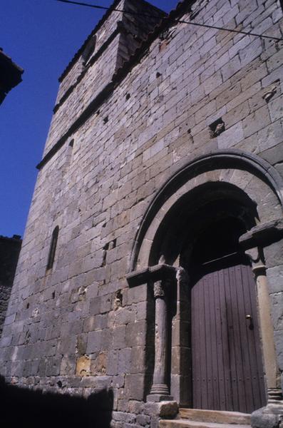 Façade sud avec le portail d'entrée.