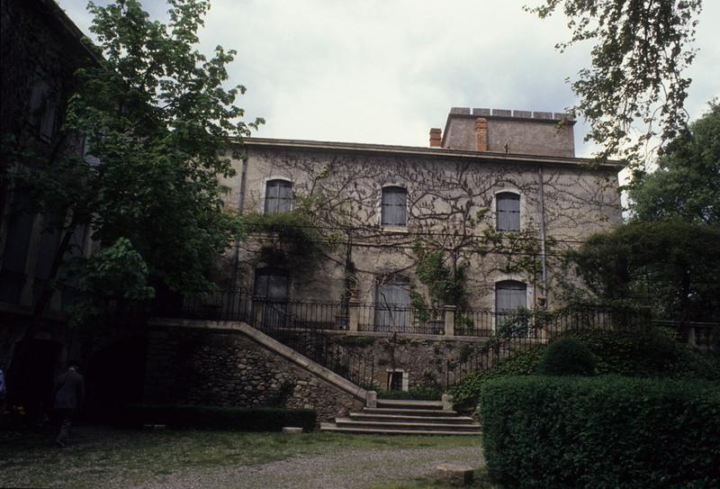 Façade sur jardin avec terrasse et sa balustrade.