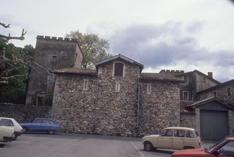 Façade de la ferme sur la place et tour nord.