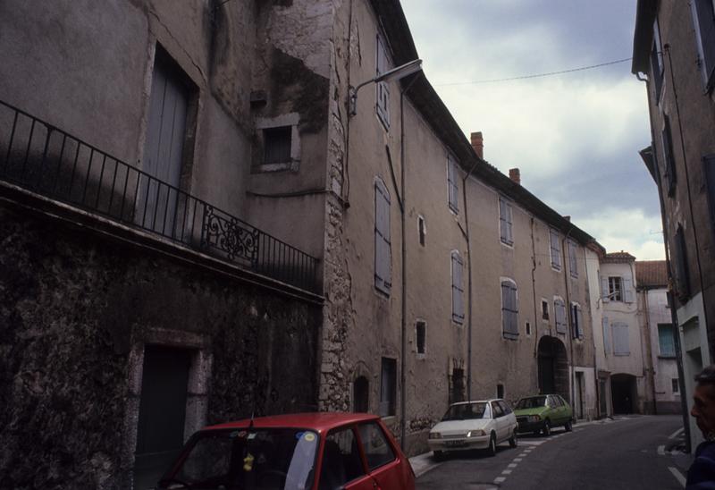 Façade ouest sur la rue.