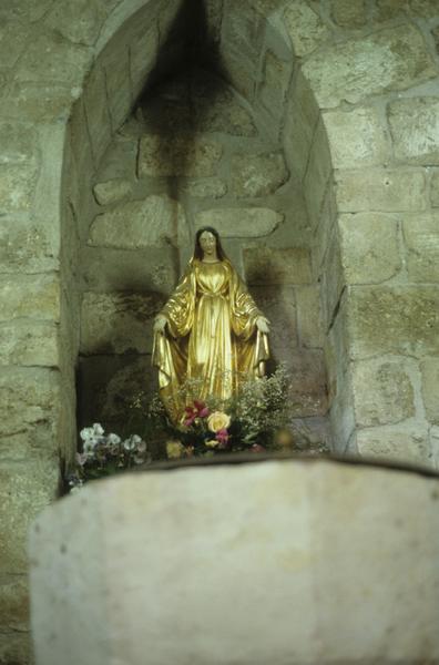 Intérieur ; statue de la Vierge en bois doré.