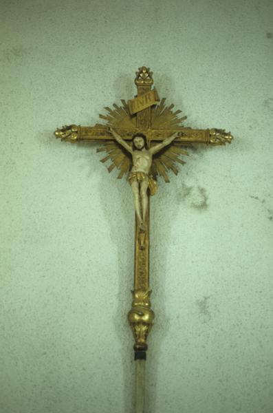 Intérieur ; crucifix.