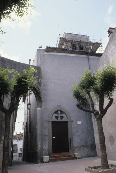 Porte et clocher.