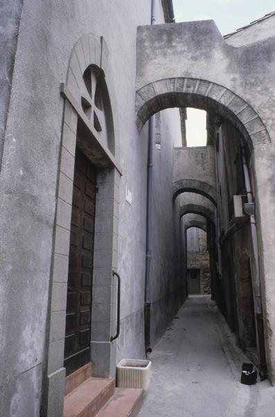 Porte et rue parallèle à l'église.