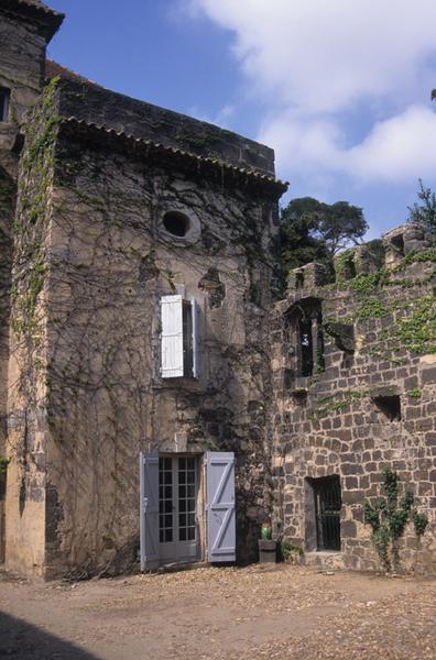 Façade d'un bâtiment donnant sur la cour intérieure.