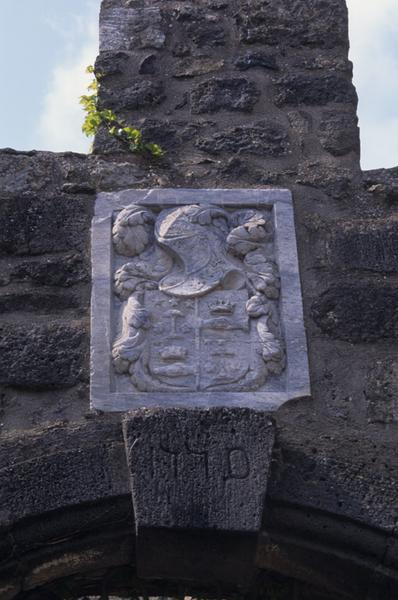 Blason à l'entrée principale.