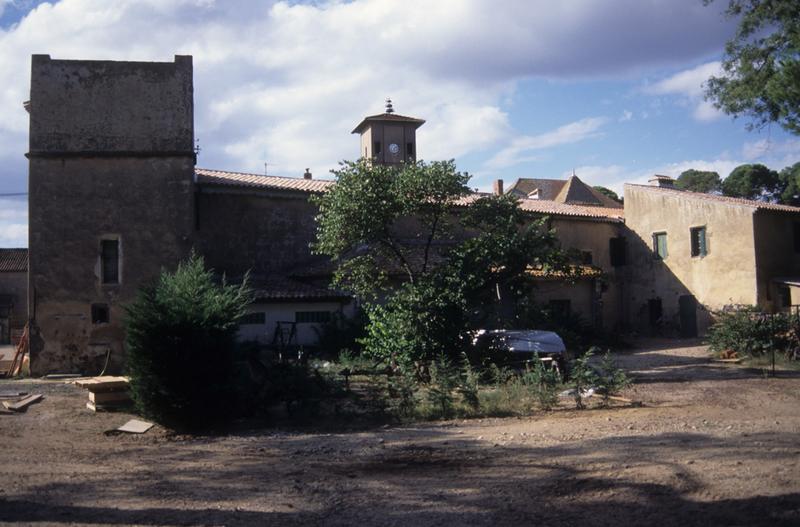 Bâtiments anciens avec pigeonnier.