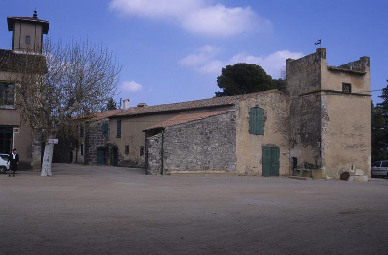 Bâtiments anciens avec pigeonnier.