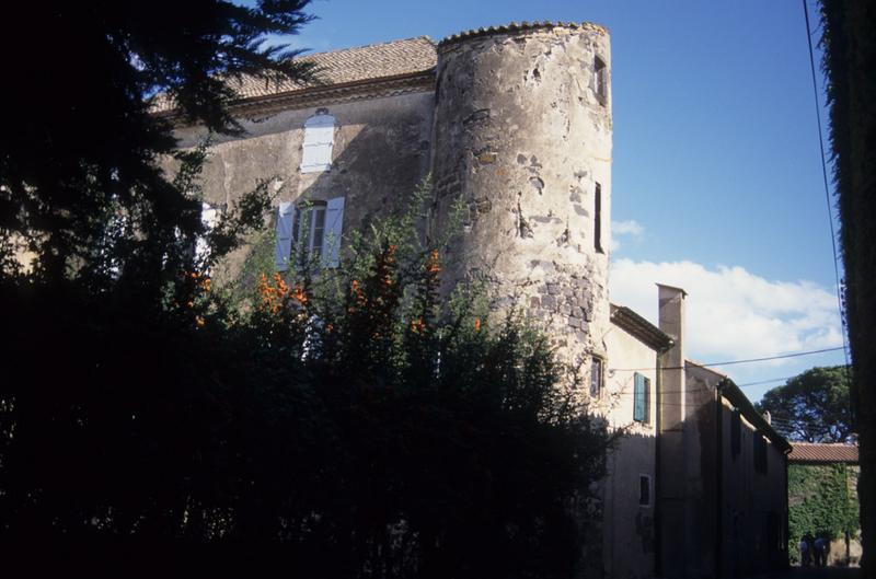 Bâtiment principale et tourelle d'angle.