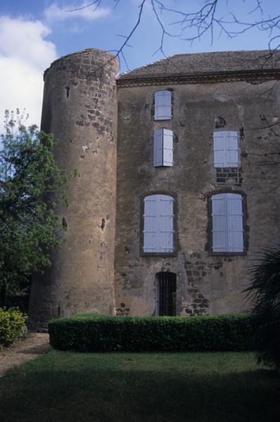 Bâtiment principale et tourelle d'angle.