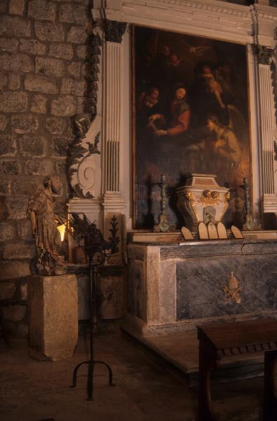 Intérieur de la chapelle ; retable d'autel.