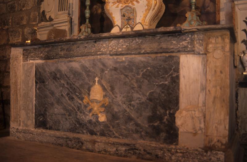 Intérieur de la chapelle ; retable d'autel.